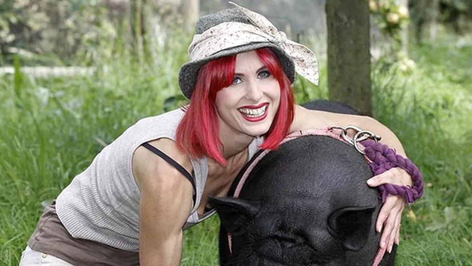 O britanică își împarte viața cu un porc
