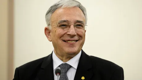 Cât câştigă pensionarul Mugur Isărescu? Veniturile guvernatorului BNR sunt COLOSALE