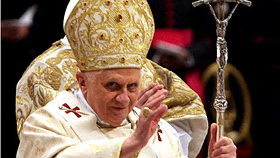 Papa a binecuvantat Facebook si Twitter si Youtube