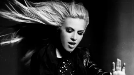 Amna şi Glance lansează un nou single: „Evacuat”