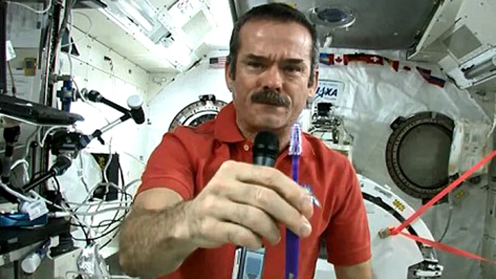 Chris Hadfield de la NASA ne arată cum îți periezi dinții în spațiu (Video)