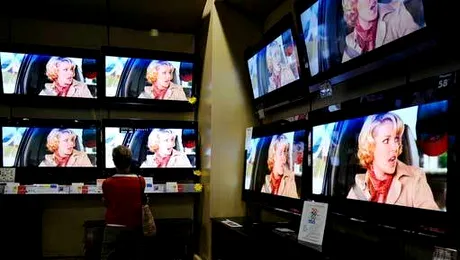 Ți-ai fi imaginat că un televizor cu diagonala de peste 1 metru poate încăpea sub o fustă?