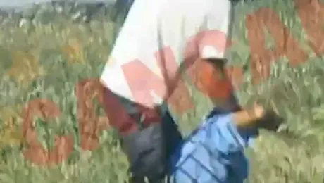 Un preot a fost filmat cum batea cu salbaticie un enorias! (Video)