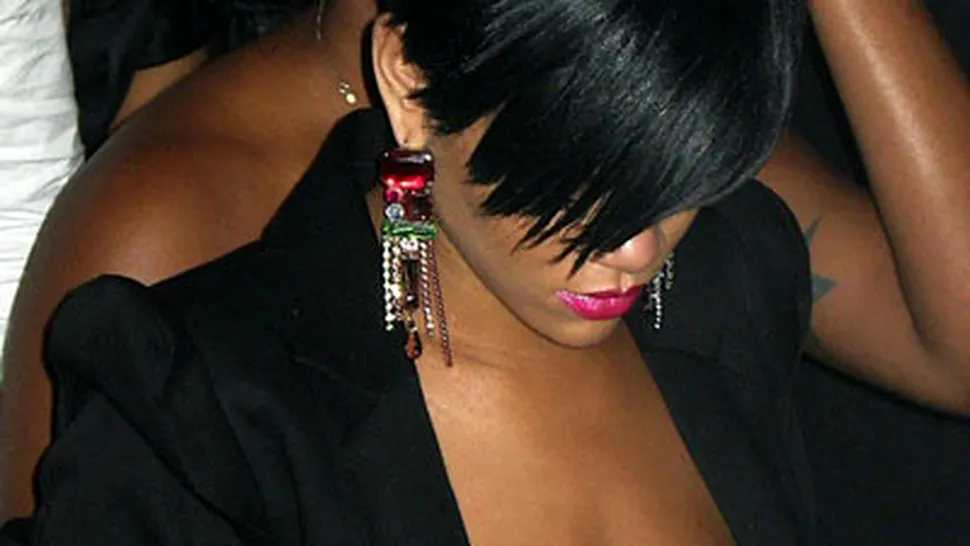 Rihanna, cu decolteul la vedere