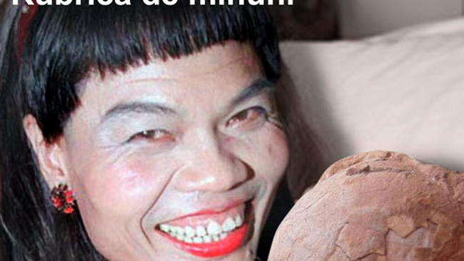 O femeie din Bacau a nascut doua oua de dinozauri pitici gemeni!