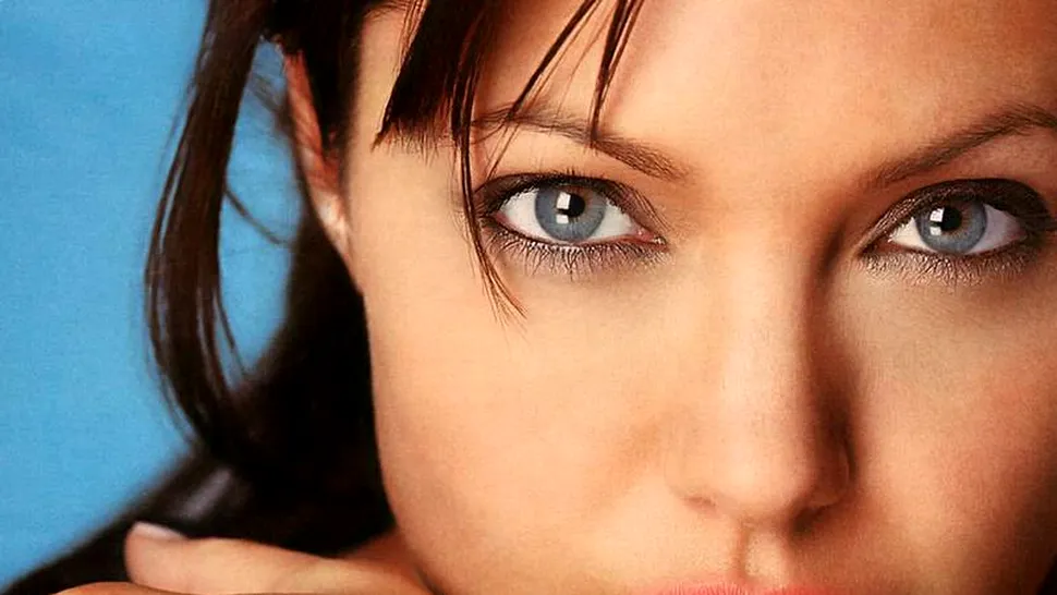 REMEMBER: 7 poze cu sânii Angelinei Jolie înainte de mastectomie