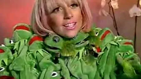 Lady GaGa s-a deghizat in broasca! (poze&video)
