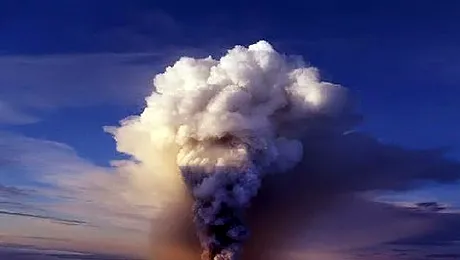 Norul de cenusa produs de eruptia vulcanului din Islanda traverseaza Romania