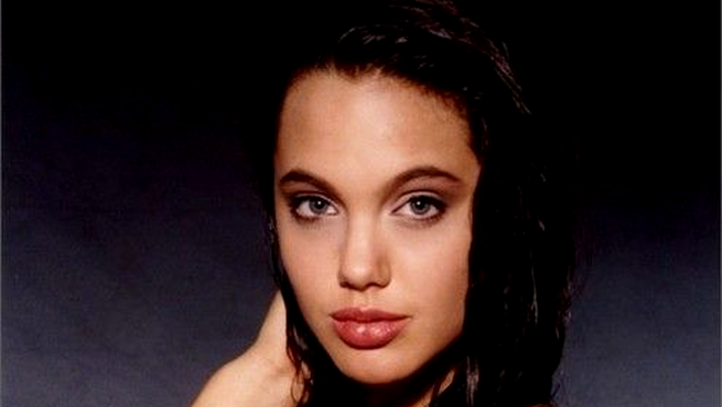 Angelina Jolie? Exact! Fara comentarii...