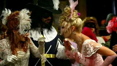 Balul masque de la 1900 – un spectacol plin de mister în Aniela