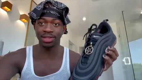 „Pantofii lui Satan” purtați de Lil Nas X provoacă scandal și un proces