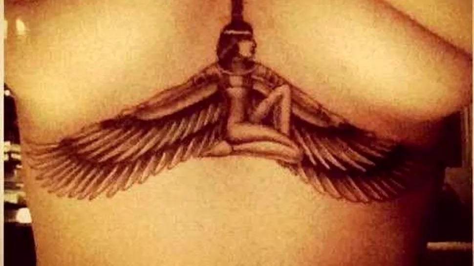 Rihanna își arată sânii și noul tatuaj