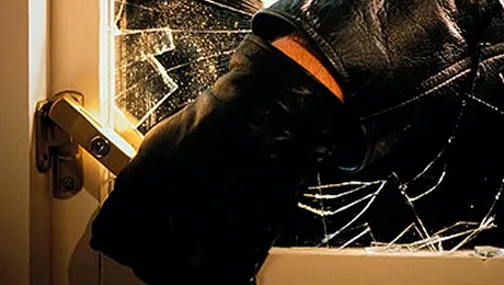 O infractoare a fost prinsă după ce a ieșit pe stradă îmbrăcată cu hainele victimei