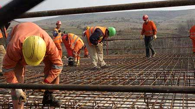 Muncitori pe Autostrada Transilvania