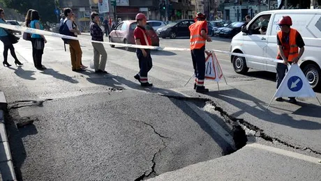 Trafic închis la Podul Izvor, unde este o gaură în carosabil din cauza prăbușirii canalului colector