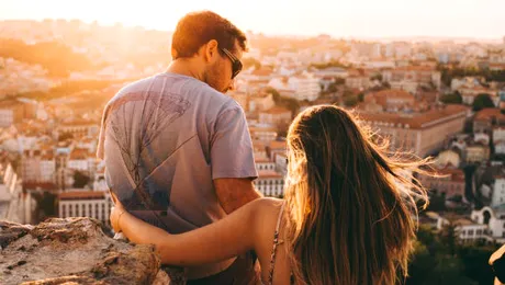 Cum împart românii cheltuielile unei călătorii în cuplu