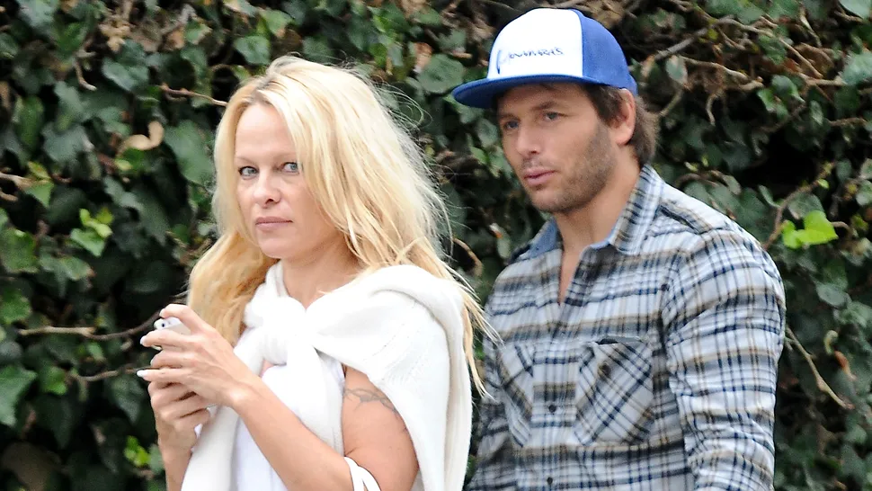 Pamela Anderson s-a răzgândit! Nu mai divorţează şi mai acordă o şansă căsniciei cu Rick Salomon