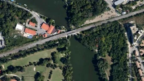 Pasarelă pietonală, la Podul CFR, pentru traversarea Lacului Herăstrău