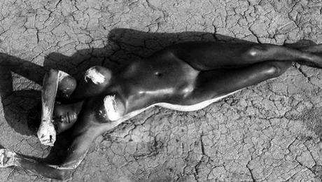 A pozat goală şi pictată! Vopseaua nu i-a acoperit şi zonele intime