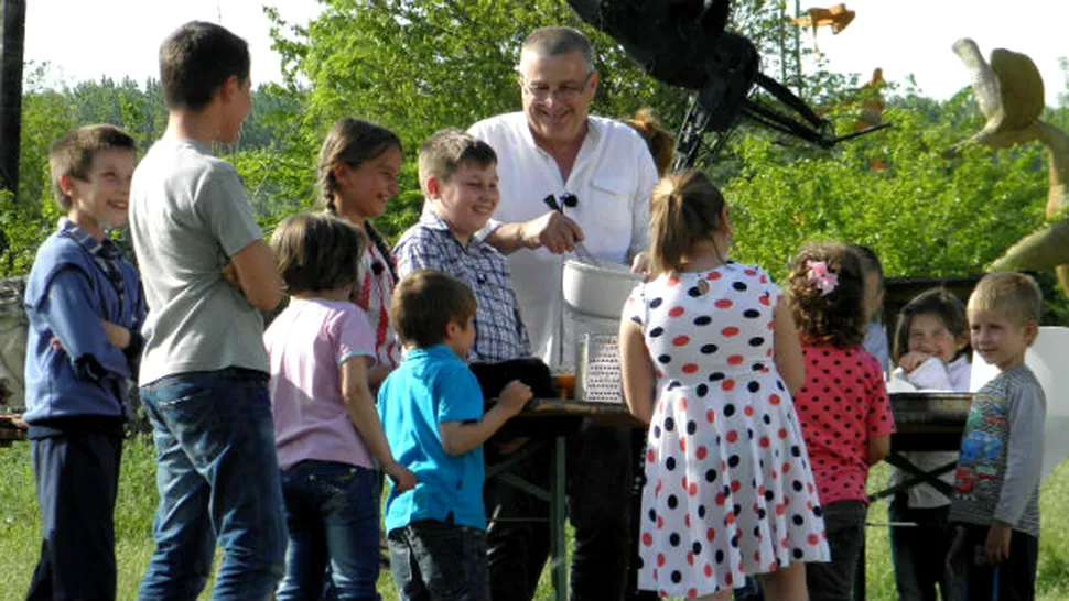De 1 iunie, Mircea Dinescu găteşte înconjurat de copiii de la Cetate