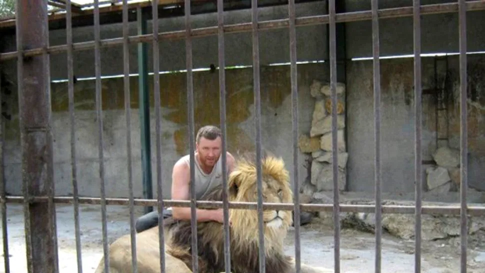 Un bărbat vrea să trăiască un an într-o cușcă cu lei