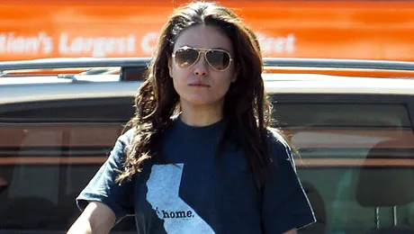 Mila Kunis nemachiată! Mai arată a vedetă? (Poze)