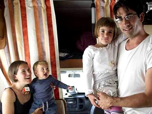 Fernando, Fleur si cei doi copii ai lor, in caravana