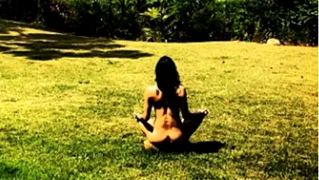 A arătat tot din „poziţia lotus!”! Surprinsă în timp ce medita în costumul Evei pe pajişte
