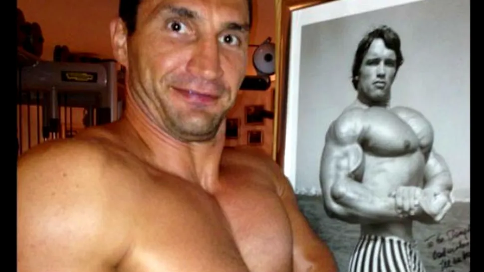
Klitschko s-a pozat la bustul gol, imitându-l pe Schwarzenegger! Răspunsul genial al lui Arnold!

