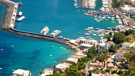 Operatorii aerieni atrag turistii prin ieftinirea biletelor