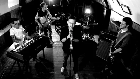 Băieţii de la Animal X  se adună sub balcon şi cântă serenade! Află pentru cine!