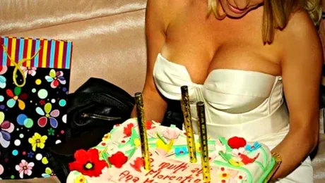 Incident „fatal” la ziua unei vedete de la noi! I-au ieşit sânii din rochie