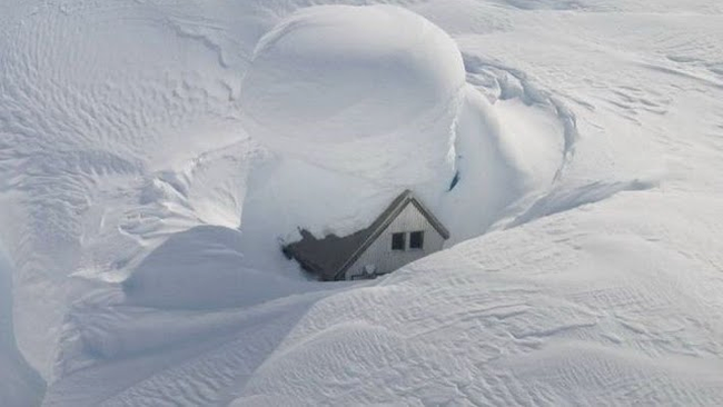 casa ingropata in zapada