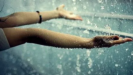 Ploi torențiale, vijelii și grindină mâine și vineri, în aproape toată țara. Informarea emisă de meteorologi