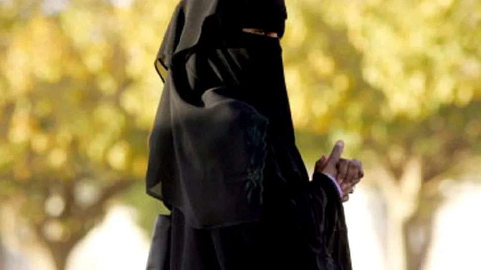 O femeie din Arabia Saudita incalca legea si bate un politist