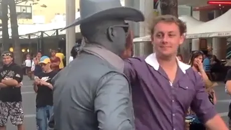 CLIPUL ZILEI: Bărbat pocnit de o „statuie”, în plină stradă!