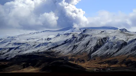 Norul de cenusa produs de vulcanul din Islanda loveste iar
