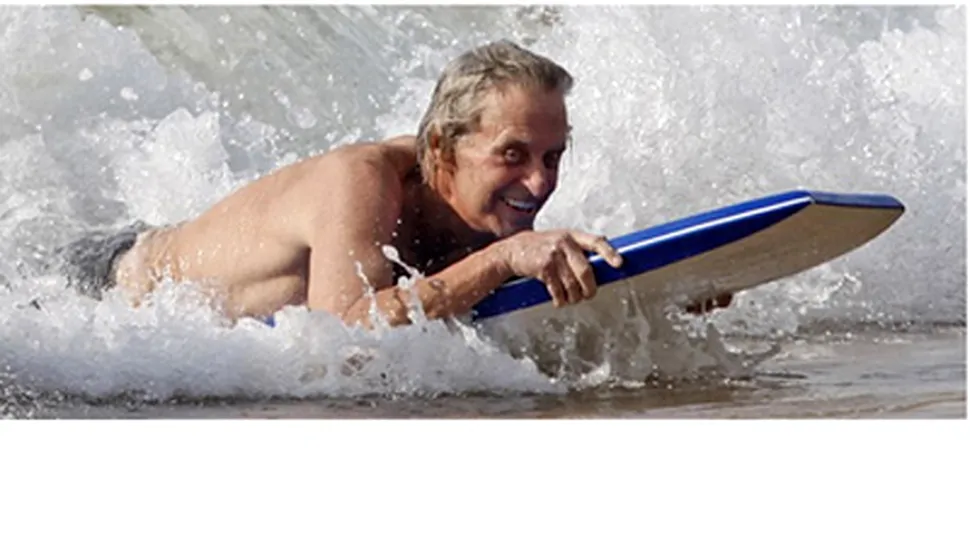Ce bine arata Michael Douglas! S-a apucat de  surfing in Hawaii