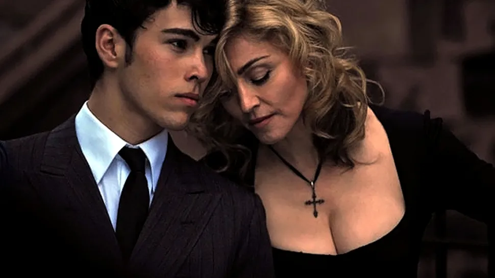 Madonna a pus ochii pe alt tinerel (Poze)