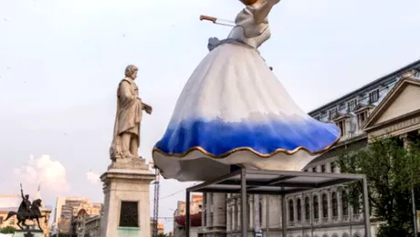 Povestea imensului bibelou expus în Piața Universității