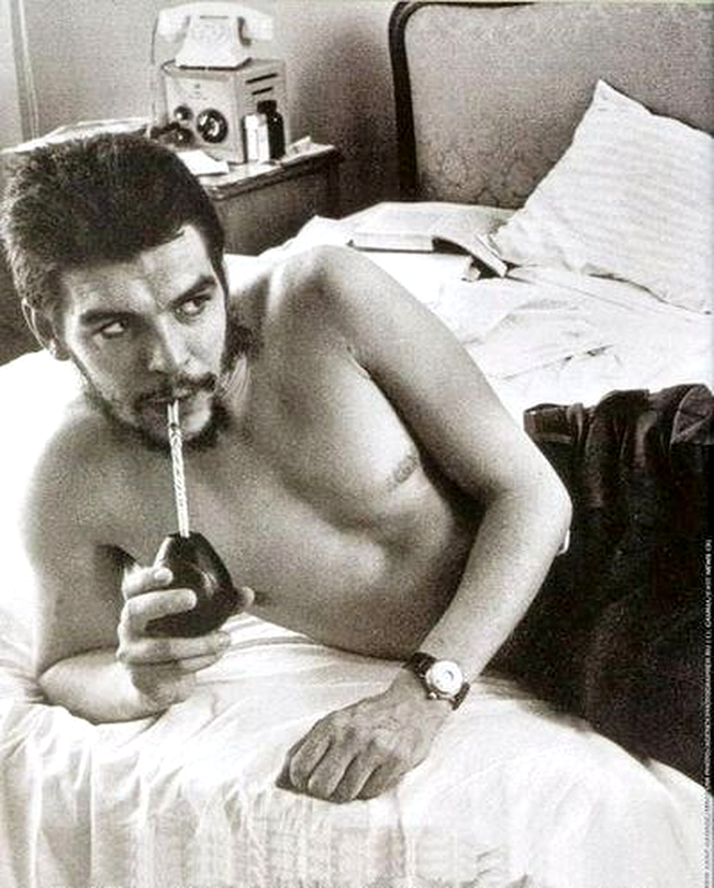 Che Guevara, intr-un rar moment de relaxare