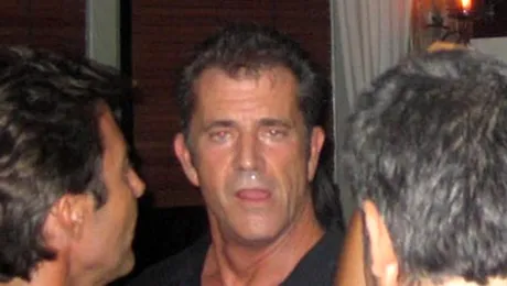 Mel Gibson a sarit sa bata un ziarist, din cauza unei poze