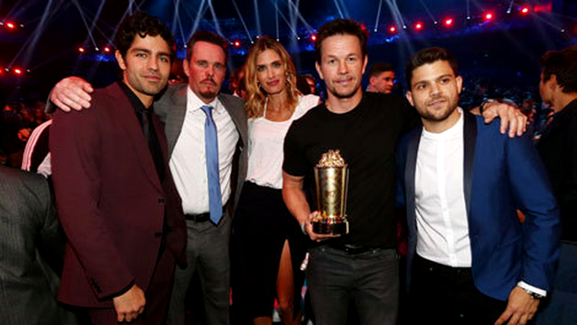 Actorul Adrian Grenier, actorul Kevin Dillon, modelul Rhea Durham, premiatul Mark Wahlberg și actorul Jerry Ferrara