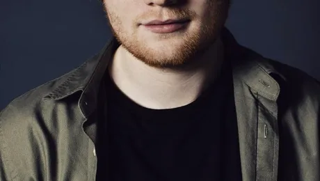 Ed Sheeran, un vampir îmbrăcat în roz, în noul său clip, “Bad Habits”