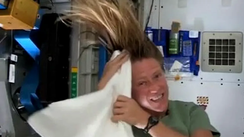 Cum se spală pe cap astronauții în cosmos (Video)