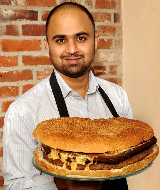 Sudeep De, bucatarul care a realizat faimosul burger, isi prezinta cu mandrie bijuteria culinara