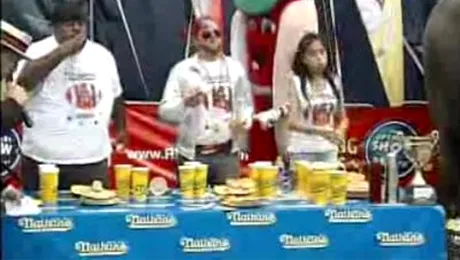 Cine mananca mai mult, omul sau elefantul? (Video)