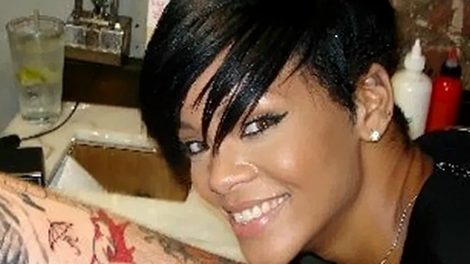 Rihanna tatueaza ilegal