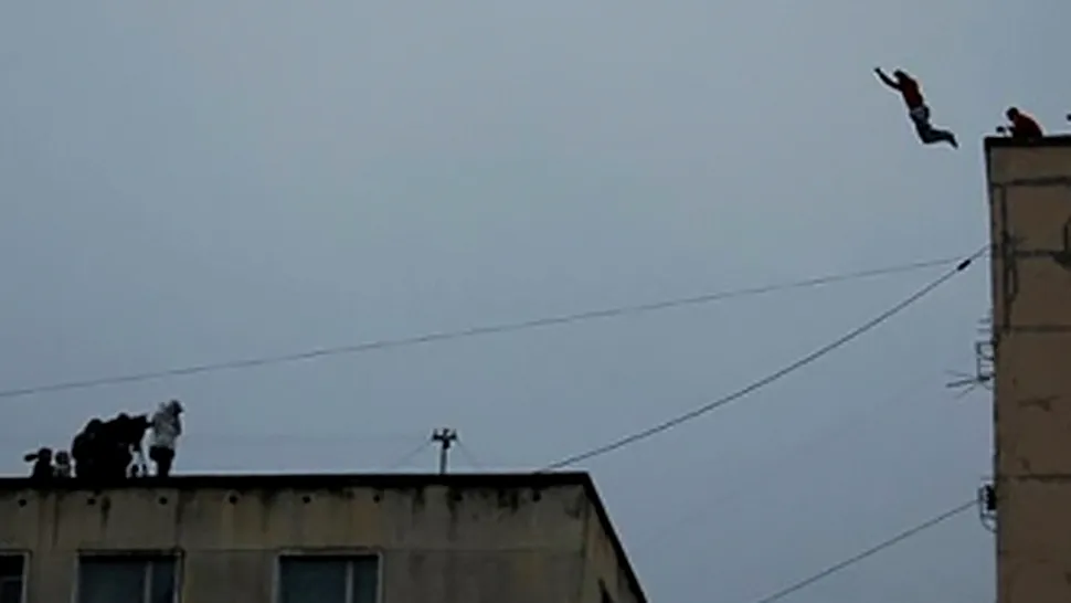 Un rus se arunca de pe o cladire de 20 m inaltime (Video)