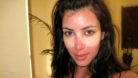 Kim Kardashian „s-a ars” pe plaja (poze)